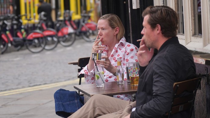 Ľudia fajčiaci na verejnosti (ilustračná snímka)