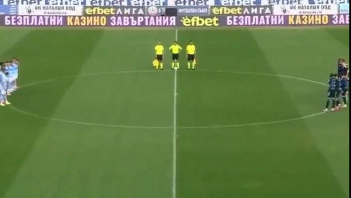 VIDEO: Klub si uctil minútou ticha bývalého hráča, aj keď stále žije. Ten na faux pas našiel aj pozitívum