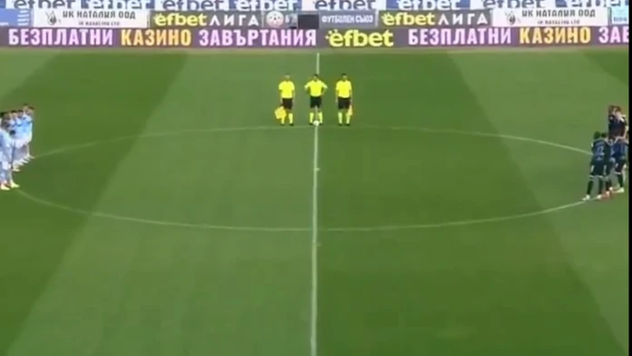 VIDEO: Klub si uctil minútou ticha bývalého hráča, aj keď stále žije. Ten na faux pas našiel aj pozitívum