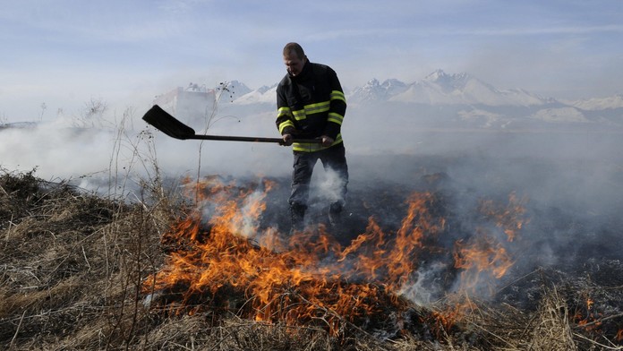Anastasia Kuzminová s manželom Danielom v cieli stíhacích pretekov žien.