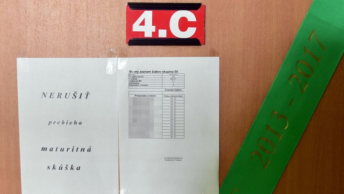 Dvere triedy 4.C na Obchodnej akadémii v Trebišove počas maturitnej skúšky.