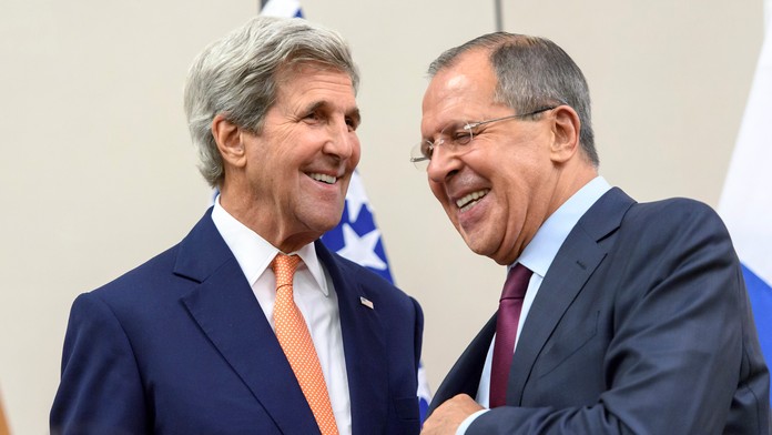 Americký minister zahraničných vecí John Kerry a vpravo jeho ruský rezortný partner Sergej Lavrov počas stretnutia v Ženeve.jpg
