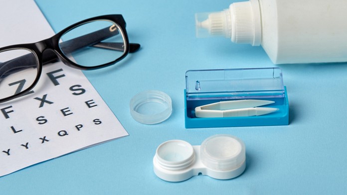 Vojak stojí na ulici v Rumunsku.