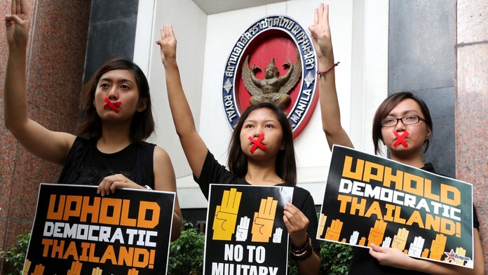 Protesty v Thajsku, symbol, styri prsty.