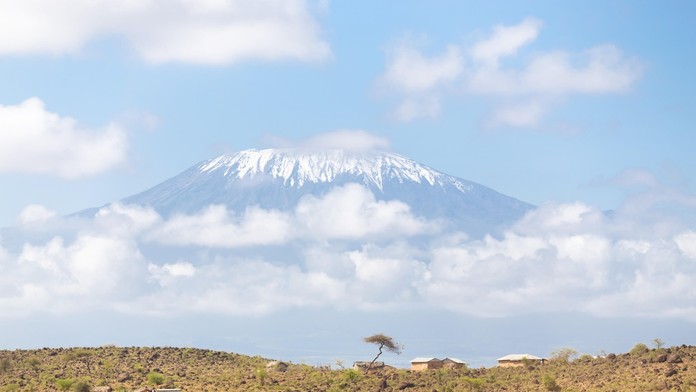 Blízko Kilimandžára sa zrútil vrtuľník. Medzi piatimi mŕtvymi sú aj dvaja Česi