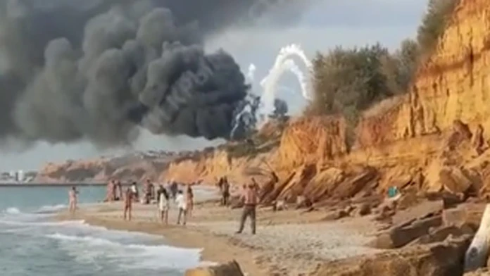Z letiska Beľbek na Kryme hlásia silný požiar a výbuchy.