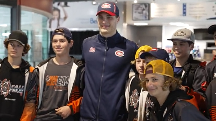 VIDEO: Slafkovský sa stretol s krajanmi. Po tréningu privítal mladých hokejistov zo Slovenska