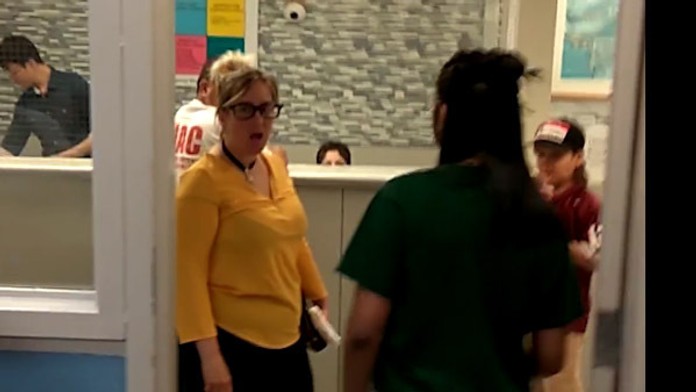 Žena prišla na ošetrenie so synom. Vykrikovala, že chce iba bieleho doktora