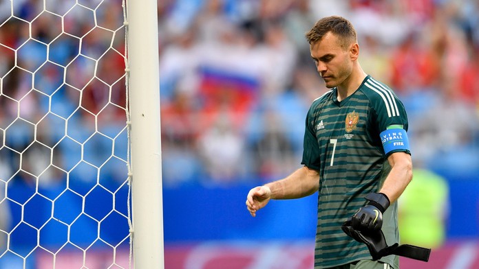 Sklamaný ruský brankár a kapitán Igor Akinfejev po prehre s Uruguajom na MS 2018.