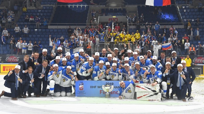 Fín Marko Anttila oslavuje titul majstra sveta po triumfe vo finále MS 2019 nad Kanadou.