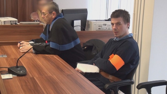 Muž, ktorý prepadol dôchodcu, na súde.