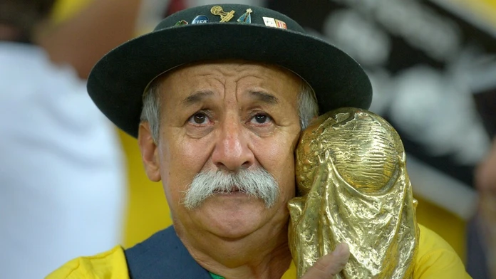 Smutný superfanúšik Clovis Acosta Fernandes po prehre Brazílie s Nemeckom.