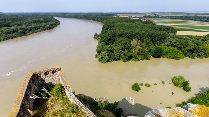 Sútok Dunaja a Moravy, kde po kulminácií klesá voda.