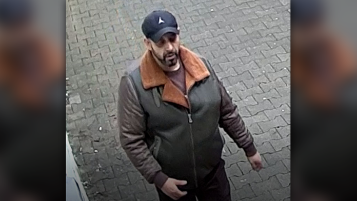 Mieril na predavačky, potom aj vystrelil. Polícia zverejnila snímku nebezpečného lupiča z Košíc