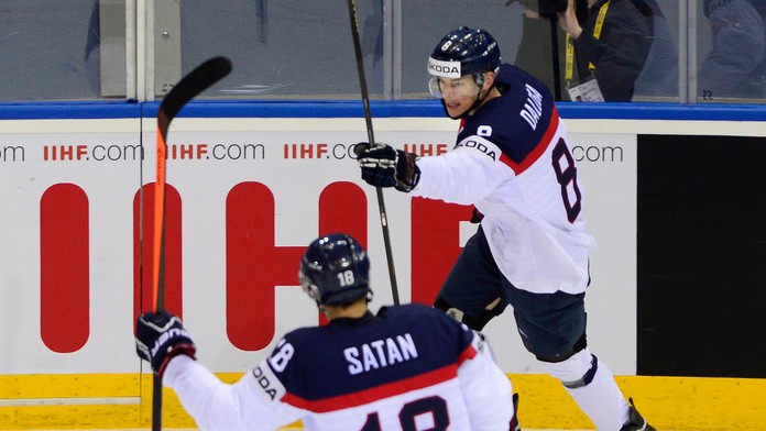 vpravo slovenský hokejista Marek Ďaloga sa raduje z gólu na 1:0 so spoluhráčom Miroslavom Šatanom