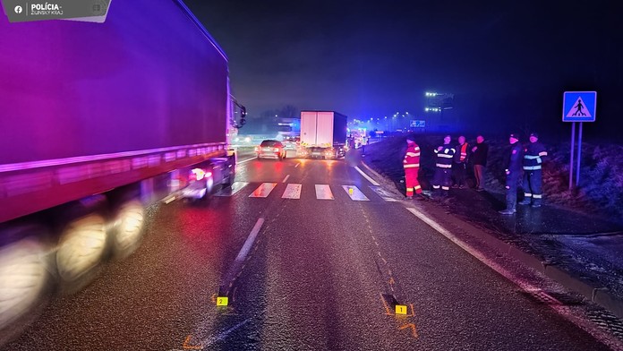 Tragický večer v Žiline. Chodec prechádzal cez priechod, keď doňho narazil nákladiak