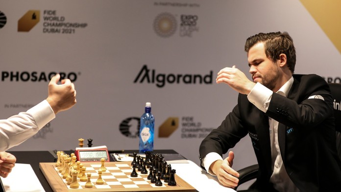 Majster sveta v šachu obvinil súpera z podvádzania. Šíri sa bizarná teória, ako to mal urobiť