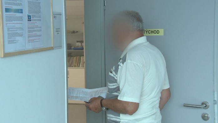 Dôchodca v lekárni.