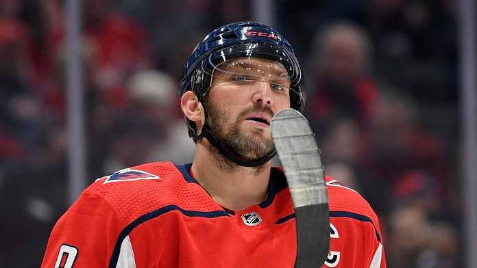 Zľava Alexander Ovečkin a Nicklas Bäckström z Washingtonu oslavujú gól proti Los Angeles.