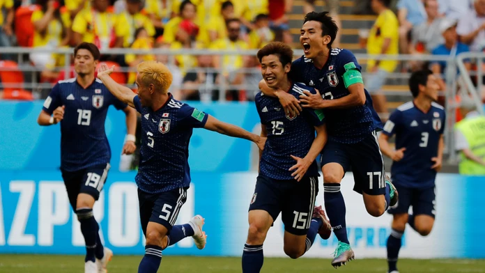 Juja Osako (v strede) oslavuje s japonskými spoluhráčmi gól na MS 2018 proti Kolumbii.