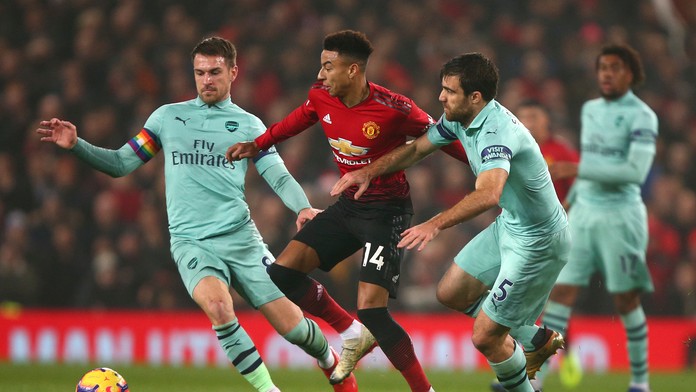 Jesse Lingard (v strede) z Manchesteru United v obklopení vľavo Aarona Ramseyho a Sokratisa Papastathopoulosa z Arsenalu.
