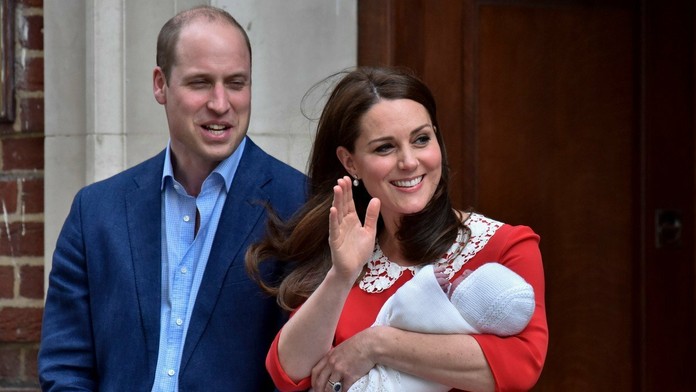 William s Kate ukázali svetu svoje tretie dieťa.