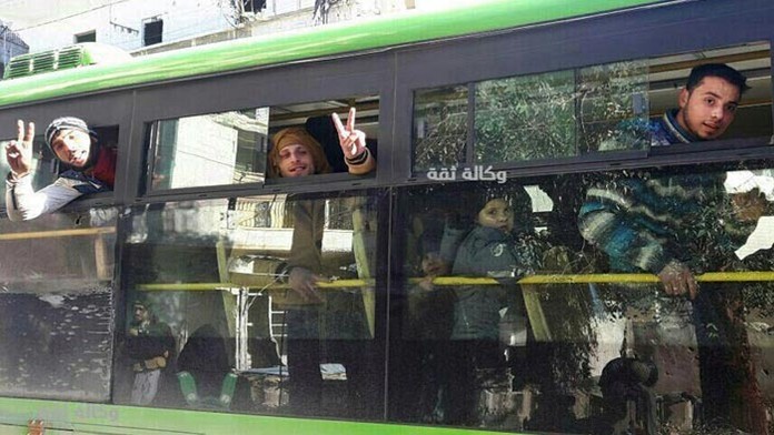 Prvá skupina zranených dnes popoludní opustila povstaleckú enklávu na východe severosýrskeho Aleppa. 