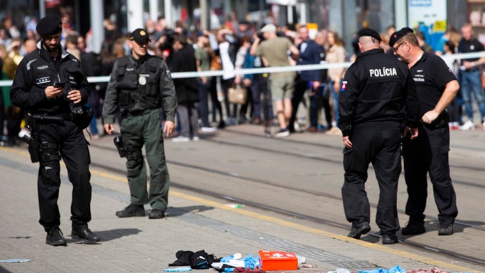 Zranený  muž po streľbe na obchodnej ulici v Bratislave.