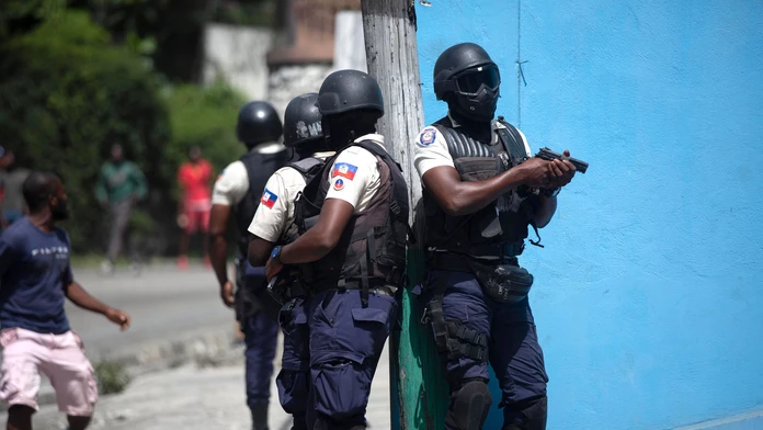Policajti hliadkujú na ulici v Port-au-Prince.