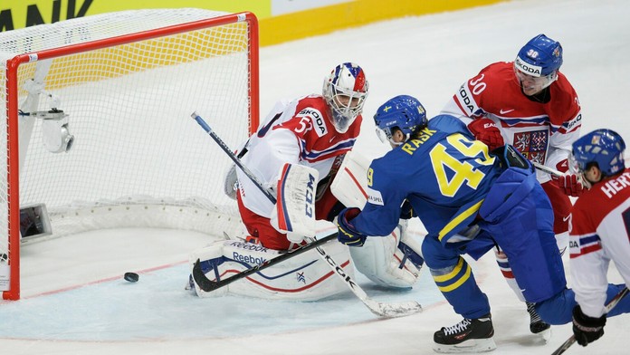 Victor Rask prekonáva brankára Alexandra Saláka.