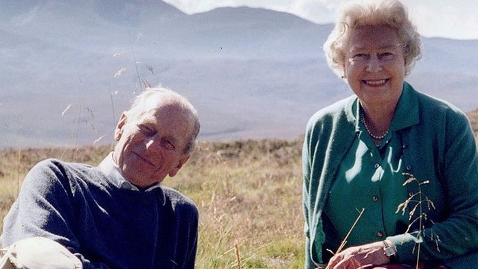 Láska aj po desiatkach rokov. Kráľovná zverejnila najobľúbenejšou snímku s manželom