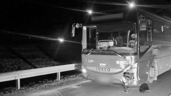 Na snímke autobus, ktorý v Turanoch zrazil chodkyňu.