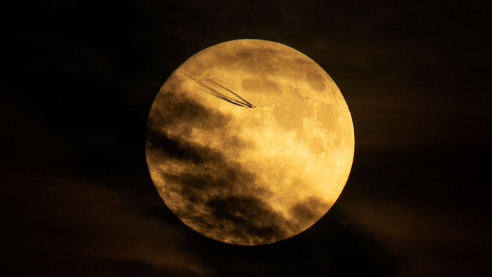 Mesiac (ilustračná snímka)