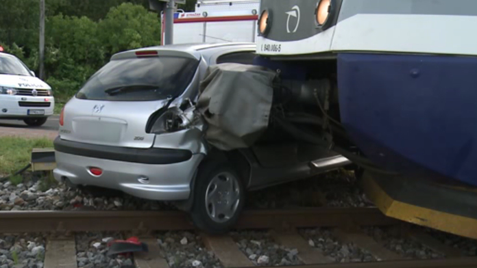 Zrážka vlaku s autom