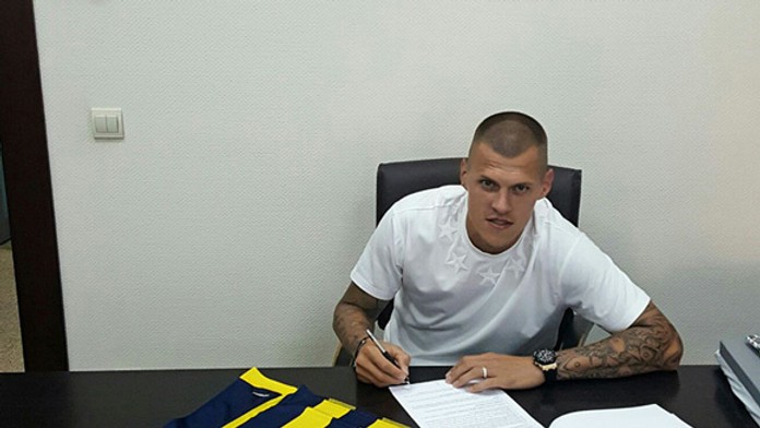 Martin Škrtel podpisuje zmluvu s Fenerbahce Istanbul.