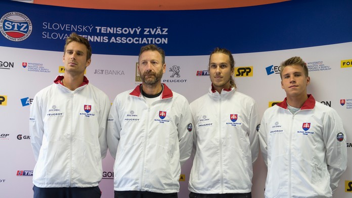 Na snímke zľava Norbert Gombos, nehrajúci kapitán daviscupového tímu Slovenska Miloš Mečíř, Lukáš Lacko a Alex Molčan.