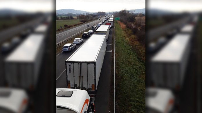 Nehoda na D2 ochromila dopravu.