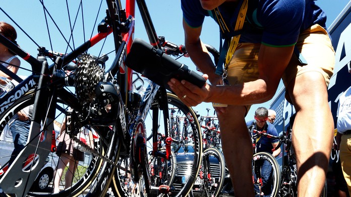 Komisár UCI testuje bicykel na mechanický doping.