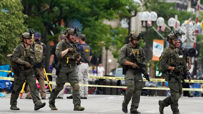 Ozbrojené zložky na mieste streľby pri Chicagu.