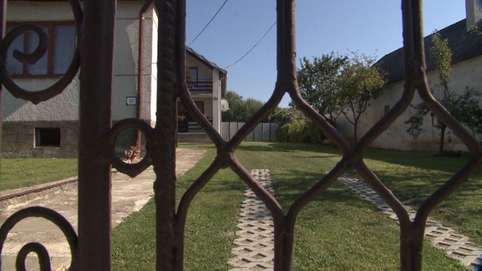 Tu manželia bývali.