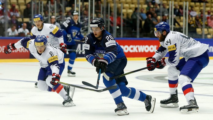 Fín Sebastian Aho sa prediera kórejskou obranou.