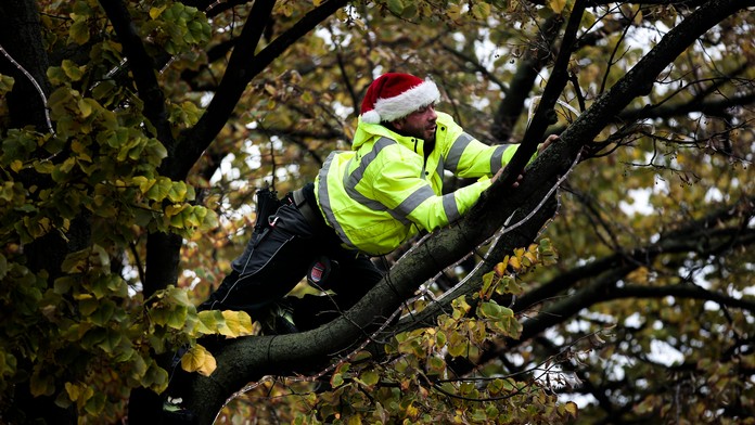 Robotník s čiapkou Santa Clausa inštaluje vianočné osvetlenia na známom berlínskom bulvári Unter den Linden 30. októbra