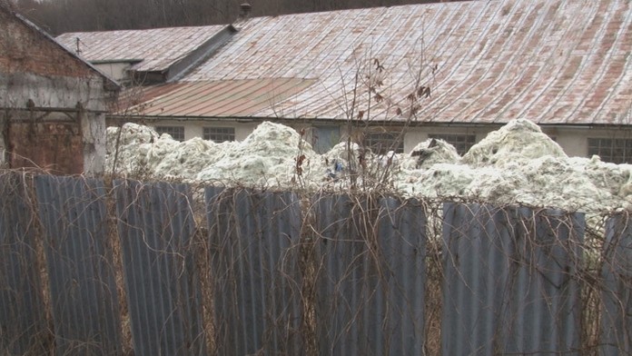 Zľava Jordan Oesterle, Vinnie Hinostroza a Brad Richardson z Arizony oslavujú gól proti Minnesote.