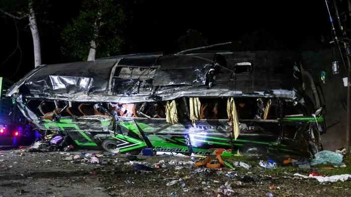 Z autobusu ostali len pokrčené plechy.