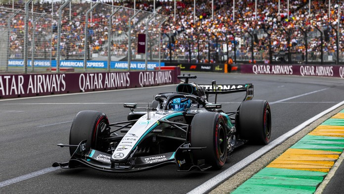 Veľkú cenu Austrálie si podmanil Mercedes, šampiónovi nové pravidlá sedia. Piastri havaroval po ceste na štart