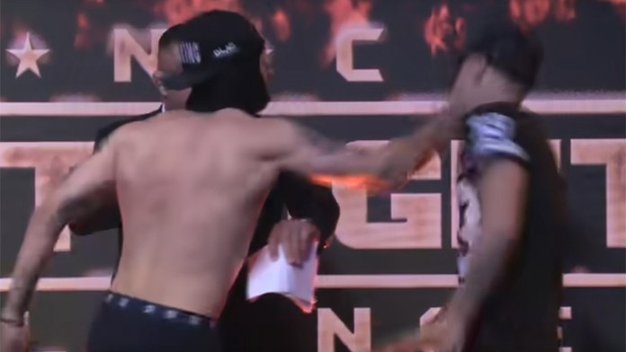 Flexking dáva facku súperovi, raperovi Čistychov pred vážením ich spoločného zápasu.