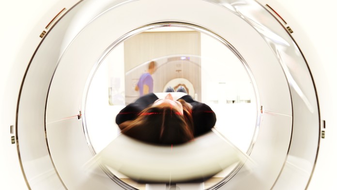 Žena prišla na vyšetrenie magnetickou rezonanciou s nabitou zbraňou. Tá vystrelila a trafila ju do zadku