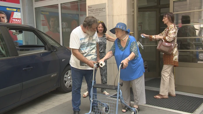 Desiatky dôchodcov bez milosti vyrazili z Domova seniorov v Bratislave na ulicu