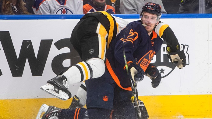 Kapitán Edmontonu Oilers Connor McDavid a hokejista Pittsburghu Penguins John Marino. 