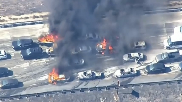 Horiace autá na diaľnici